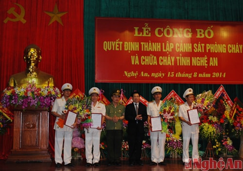 Lãnh đạo Bộ Công an và Lãnh đạo tỉnh Nghệ An trao quyết định cho Ban giám đốc Cảnh sát phòng cháy chữa cháy Nghệ An.