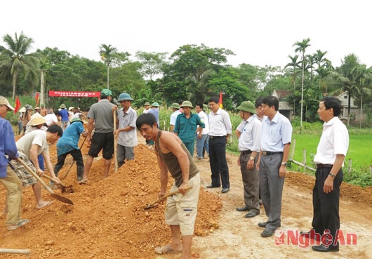 Bà con xã Hùng Sơn bảo dưỡng đường giao thông.