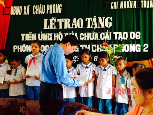 Đại diện Ngân hàng VCB Trung Đô tặng quà cho các em học sinh nghèo Trưởng Tiểu học Châu Phong