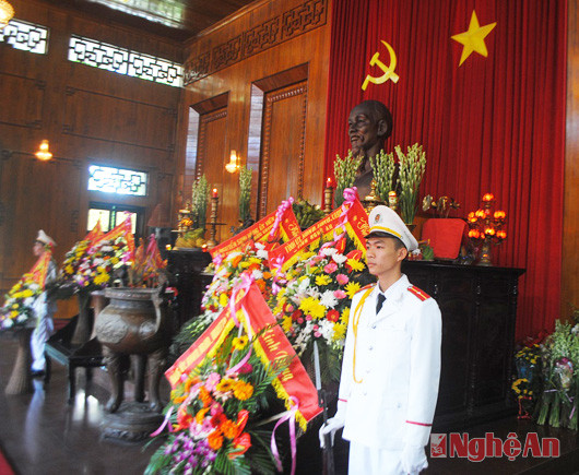 Bàn thờ Bác cao quý với những bông huệ khắng khiến tinh, bông sen hồng do người dân khắp nơi đưa về dâng lên