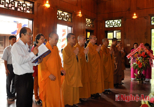 Đoàn dâng hoa, niêm hương tưởng niệm Chủ tịch Hồ Chí Minh.