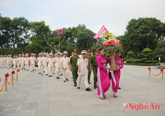 Đoàn dâng hoa tưởng niệm Chủ tịch Hồ Chí Minh tại Khu di tích Kim Liên.