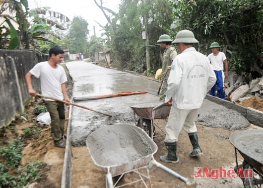 Nhân dân xã Hưng Phúc làm đường nông thôn mới.