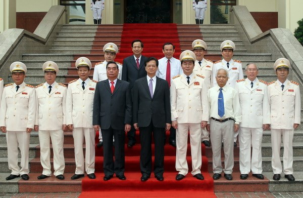 Thủ tướng Nguyễn Tấn Dũng chụp ảnh lưu niệm với các lãnh đạo Bộ Công an (Ảnh: Đức Tám - TTXVN)