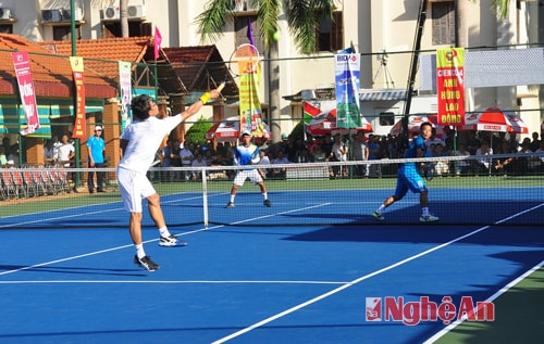 Các pha bóng trong trận chung kết giữa đội Công ty Xăng dầu Nghệ Tĩnh và CLB Tenis Trường Xuân (Hà Tĩnh)