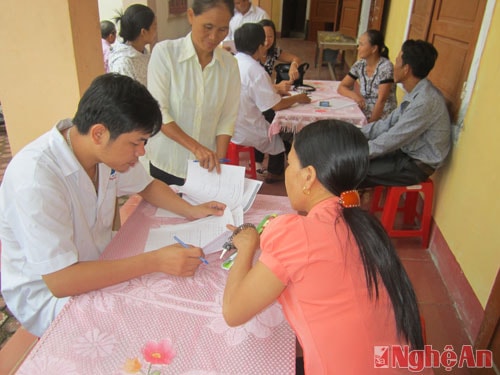 Tư vấn về bệnh ung thư cho người dân.