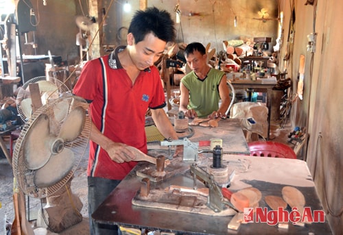 Cơ sở sản xuất gỗ mỹ nghệ Hồng Sơn (Khu CNN- xóm 4,  xã Nghi Lâm)