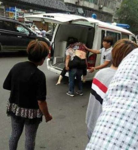 Cấp cứu người bị thương trong vụ tấn công bằng dao ở tỉnh Cát Lâm. (Nguồn: Weibo)