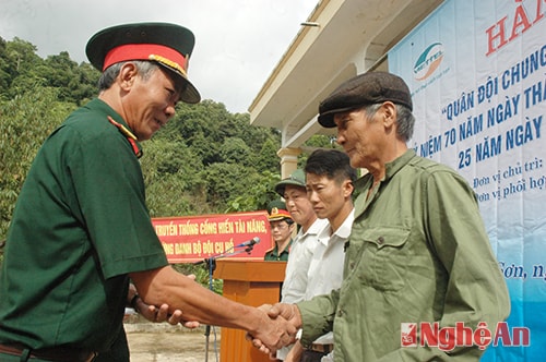 Đại tá Nguyễn Đức Hóa, Phó Chủ nhiệm Chính trị, Trưởng ban tổ chức Hành trình “Quân đội chung tay vì sức khỏe cộng đồng” Quân khu 4 tặng quà cho các gia đình chính sách, neo đơn