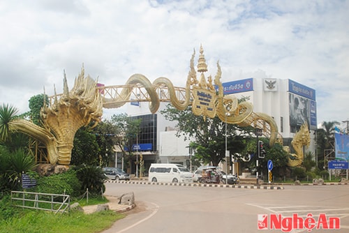 Những con phố rộng thênh thang với biểu tượng thờ thần rắn Na Ga, các phương tiện giao thông đi lại rất trật tự