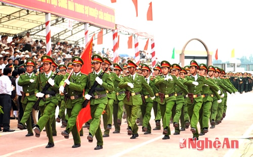 l Lực lượng Công an nhân dân duyệt đội ngũ trong ngày hội. Ảnh: Sỹ Minh