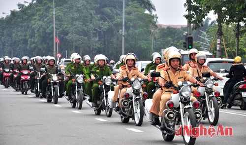 Lực lượng Công an Nghệ An diễu hành nhân ngày thành lập. Ảnh: Trần Hải