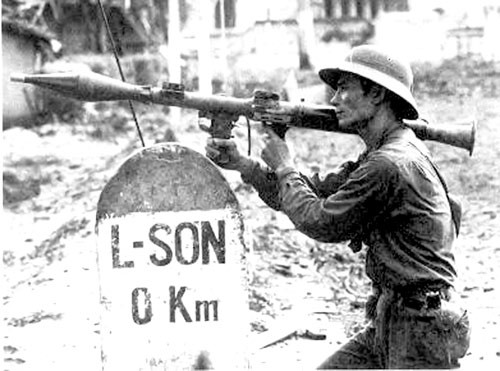 Bộ đội Việt Nam đánh trả quân Trung Quốc xâm lược tại Lạng Sơn năm 1979.  Ảnh internet