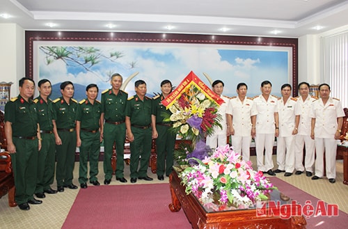 Bộ tư lệnh Quân khu 4 tặng hoa chúc mừng Công an tỉnh Nghệ An