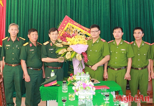 Bộ tư lệnh Quân khu tặng hoa chúc mừng Tiểu đoàn 4 cơ động, thuộc Trung đoàn Đông Bắc, Bộ tư lệnh Cảng sát cơ động, Bộ Công An