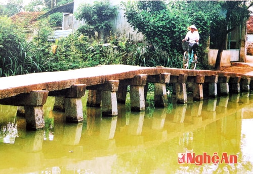 Cầu đá cổ  làng Phúc Thành. 