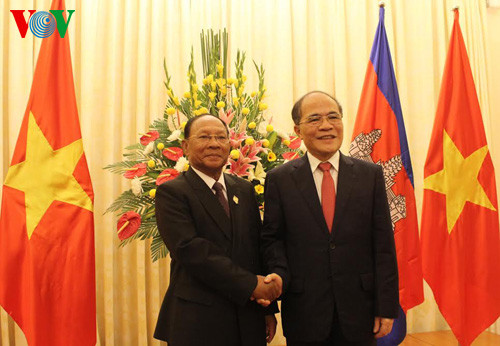 Chủ tịch Quốc hội Nguyễn Sinh Hùng và Chủ tịch Quốc hội Campuchia Heng Samrin