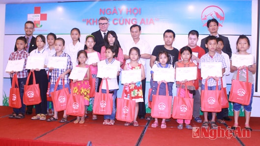 Đại diện Công ty Bảo hiểm nhân thọ AIA trao quà cho học sinh nghèo vượt khó của tỉnh Nghệ An.