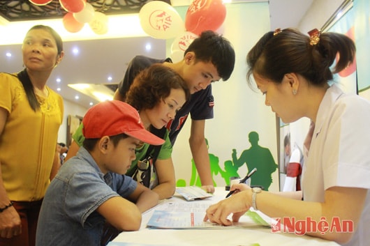 Tư vấn sức khoẻ cho khách hàng.