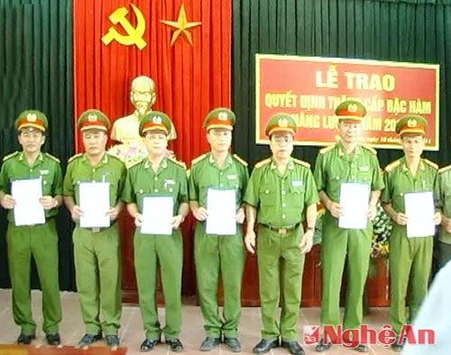 Lễ trao quyết định thăng cấp bậc hàm và nâng bậc lương năm 2014 cho các  cán bộ chiến sĩ trong đơn vị.