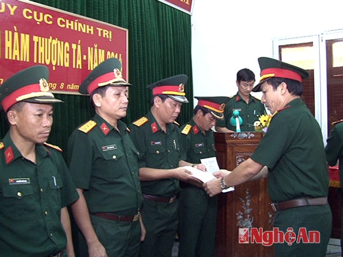 Đại tá Doãn Ngọc Sơn – Phó Chủ nhiệm Chính trị QK4 trao Quyết định thăng quân hàm Thượng tá cho các sỹ quan Cục Chính trị Quân khu.