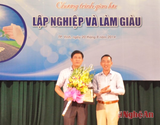 Đại học Kinh tế TP Hồ CHí Minh tặng quà lưu niệm cho Đại học Vinh