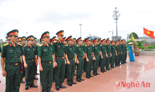 CBCS Bộ CHQS tỉnh làm lễ dâng hoa, báo công tại tượng đài Hồ Chí Minh.