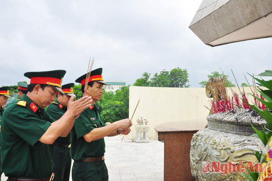 Lãnh đạo Bộ CHQS tỉnh dâng hương trước đài tưởng niệm nghĩa trang liệt sỹ TP Vinh