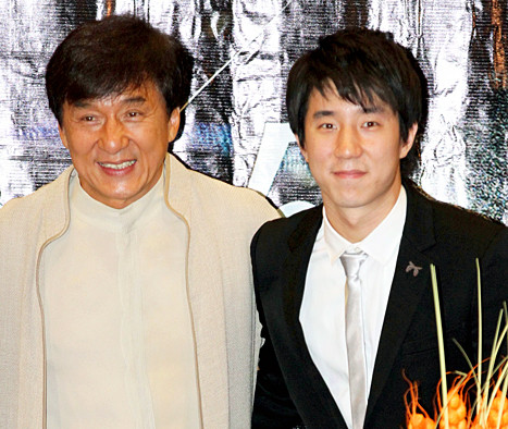 Thành Long (trái) và con trai Phòng Tổ Danh tại một sự kiện. Ảnh: China Foto.