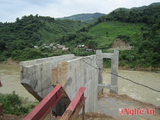 Cầu Khe Tang thi công hơn 2 năm vẫn chưa xong.