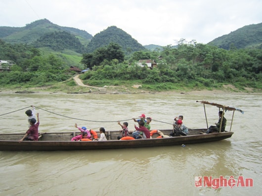 Mọi người níu  sợi thừng qua sông