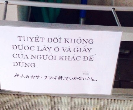 Bức ảnh cảnh báo không được lấy ô và giầy của người khác khiến cộng đồng mạng xôn xao