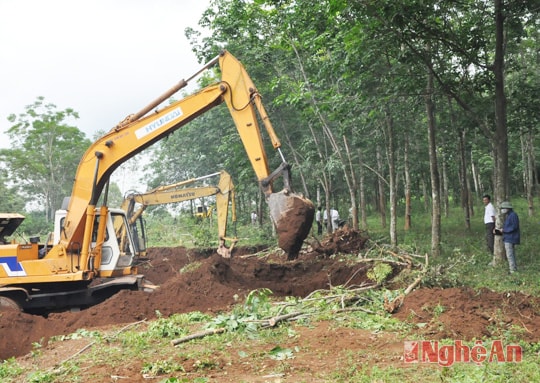 Tập trung xe máy thi công ồ oạt sau khi đã bảo vệ thi công thành công.