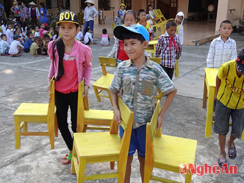 Học sinh vùng tái định cư Tân Sơn, Môn Sơn (Con Cuông) sắp xếp bàn ghế chuẩn bị năm học mới.