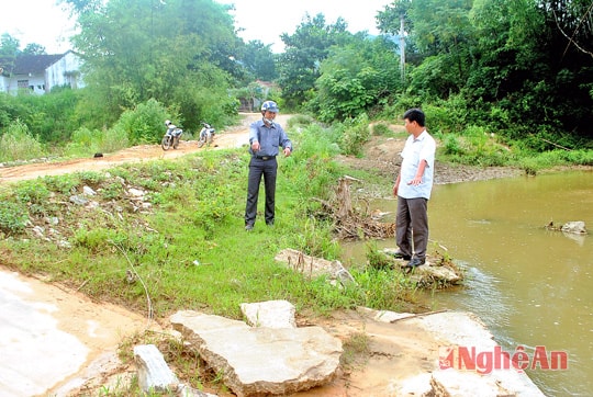 Tràn Khe Thần trên tuyến đường huyết mạch vào xã Tiên Kỳ hàng năm thường bị nước lũ đẩy trôi.