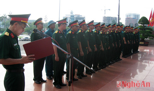 Đoàn cán bộ, giáo viên, học viên, công nhân viên Trường quân sự Tỉnh báo công trước tượng đài Bác Hồ