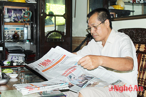 Ông Lương Văn Thắng theo dõi thông tin từ báo đảng.