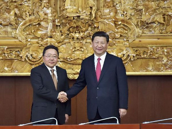 Chủ tịch Trung Quốc Tập Cận Bình (phải) và Tổng thống Mông Cổ Tsakhiagiin Elbegdorj. (Nguồn: Xinhua)