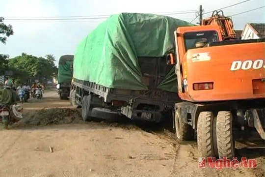 Đoạn đường bị lún sụt ở nhiều vị trí, gây nguy hiểm cho các phương tiện tham gia giao thông.