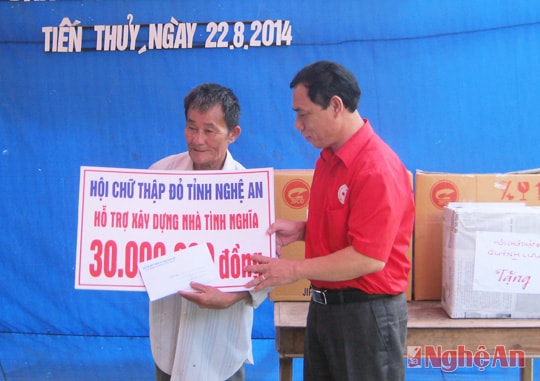 Trao quà chogia đình ông Tô Duy Kỷ.