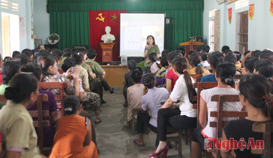 Đoàn tuyên truyền phòng chống mua bán phụ nữ, trẻ em tại bản Tam Bông.