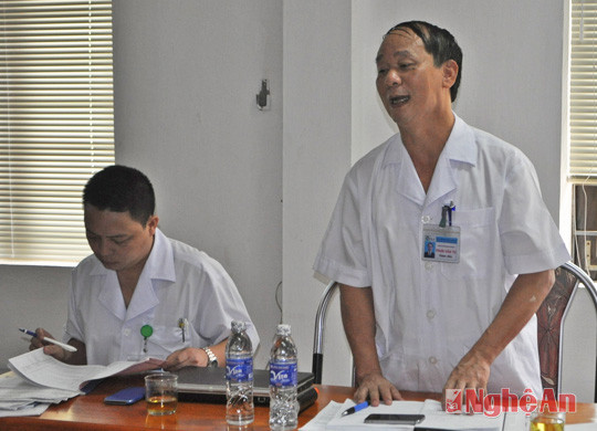 Giám đốc Bệnh viện Sản - Nhi Nghệ An Phan Văn Tư báo cáo việc triển khai giá dịch vụ khám, chữa bệnh tại bệnh viện.