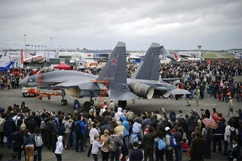  Máy bay Su-35 của Nga rất được quan tâm tại một cuộc triển lãm ở Pa-ri. Ảnh: AFP