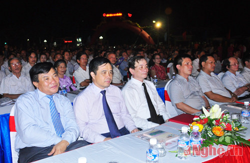 Các đồng chí lãnh đạo tỉnh, thành phố tham dự buổi lễ