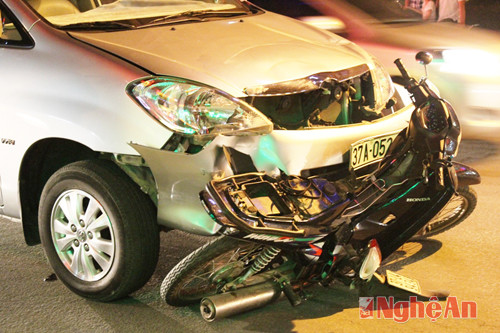 Hiện trường vụ tai nạn ô tô 7 chỗ đâm thẳng xe máy khiến 2 người bị thương