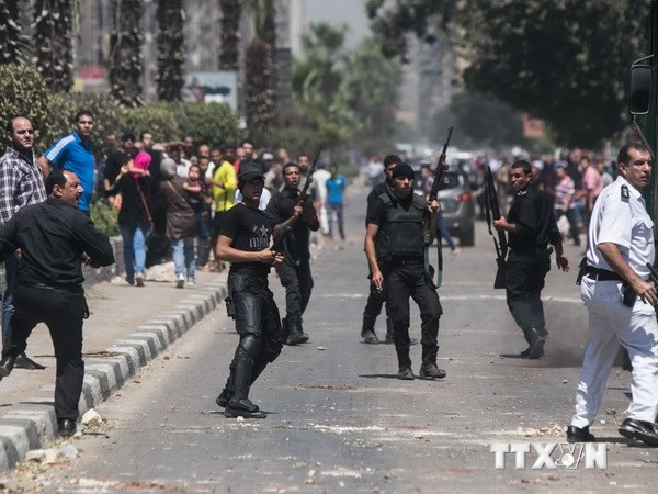 Người biểu tình xung đột với cảnh sát trong một cuộc biểu tình ở Cairo. (Ảnh: AFP/TTXVN)