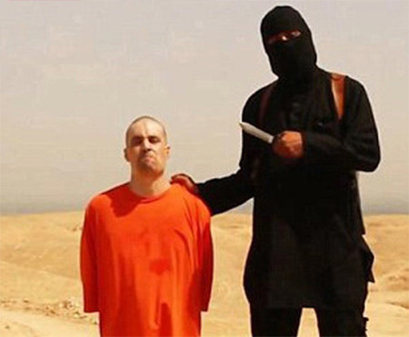 Nhà báo Mỹ James Foley (bên trái) trước khi bị chặt đầu. Ảnh: hollywoodlife.com