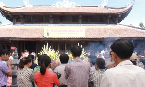 Đã có hàng ngàn người dân, du khách dâng hương tươnngr nhớ Hoàng đế Quang Trung trong ngày giỗ 222 năm của Ngài