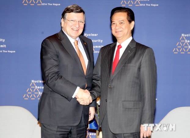 Thủ tướng Nguyễn Tấn Dũng gặp Chủ tịch EC Jose Manuel Barroso bên lề Hội nghị cấp cao An ninh Hạt nhân lần thứ ba tại La Haye (Hà Lan), tháng 3/2014. Ảnh: TTXVN