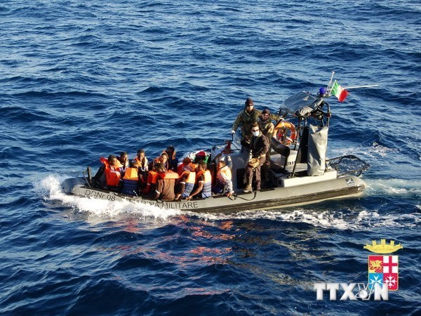  Những người nhập cư được hải quân Italy cứu trên biển. (Nguồn: AFP/TTXVN)